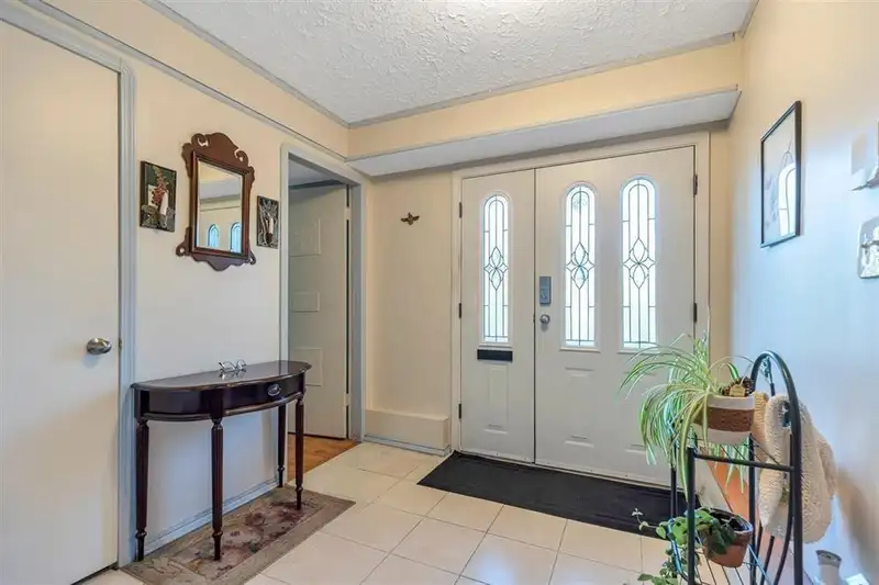 5882 51 AVENUE - photo 2 of 29