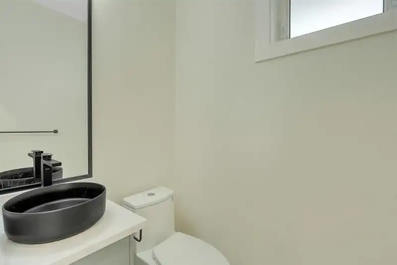 2 2710 E 1ST AVENUE - photo 4 of 24