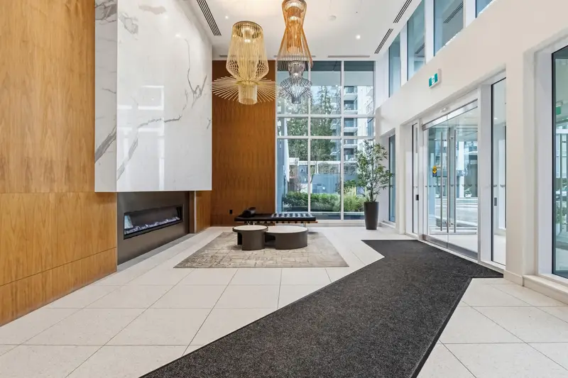 201 585 AUSTIN AVENUE - photo 3 of 25