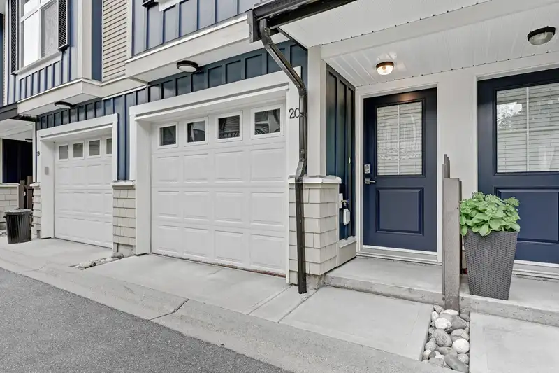 20 18211 70 AVENUE - photo 1 of 37