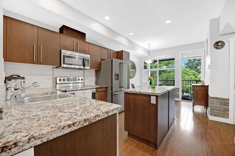 20 18211 70 AVENUE - photo 3 of 37