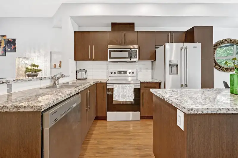 20 18211 70 AVENUE - photo 4 of 37