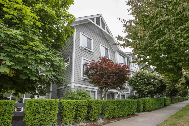 20 15128 24 AVENUE - photo 3 of 38