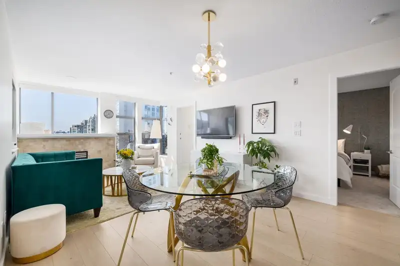 304 305 LONSDALE AVENUE - photo 1 of 39