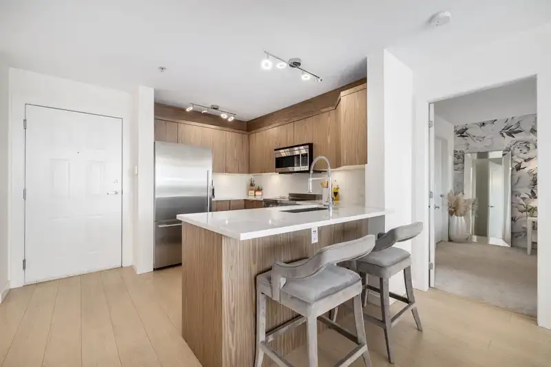 304 305 LONSDALE AVENUE - photo 2 of 39