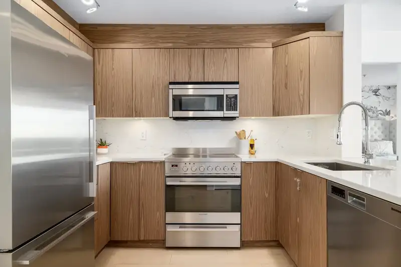 304 305 LONSDALE AVENUE - photo 3 of 39