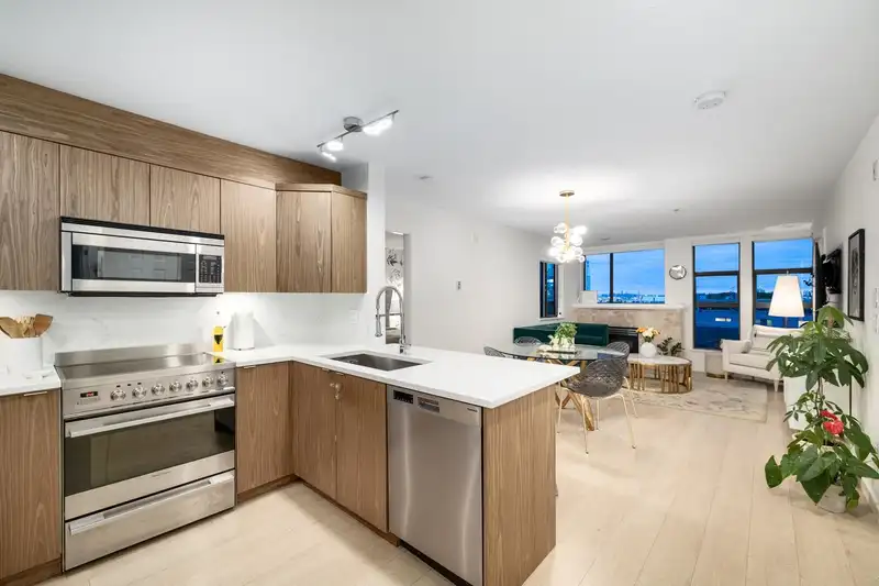 304 305 LONSDALE AVENUE - photo 4 of 39