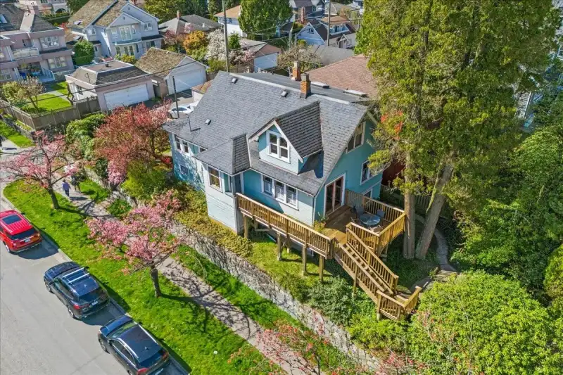 706 W 24TH AVENUE - photo 1 of 39