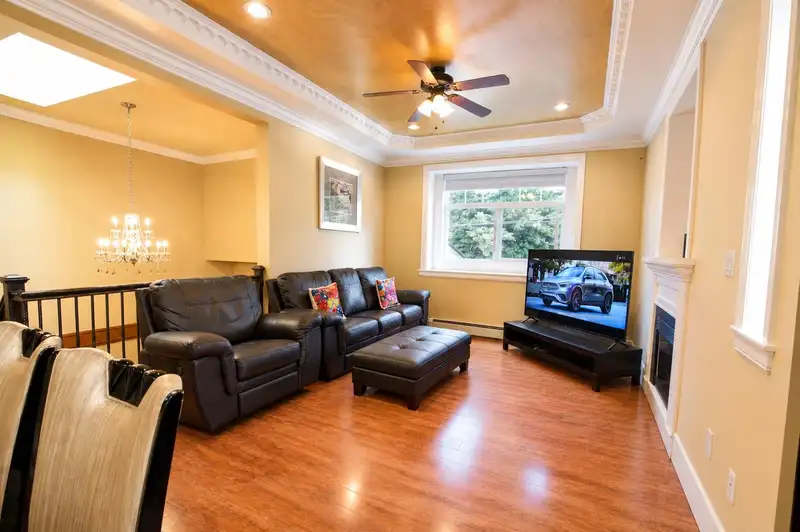 14926 102A AVENUE - photo 4 of 40