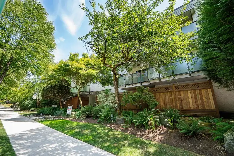 103 550 E 7TH AVENUE - photo 2 of 33