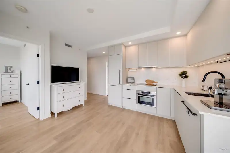 2211 13685 102 AVENUE - photo 3 of 26