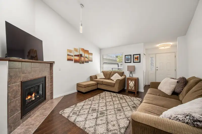 7 11534 207 STREET - photo 2 of 38
