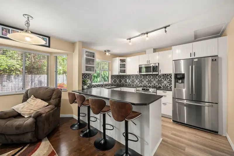 7 11534 207 STREET - photo 3 of 38