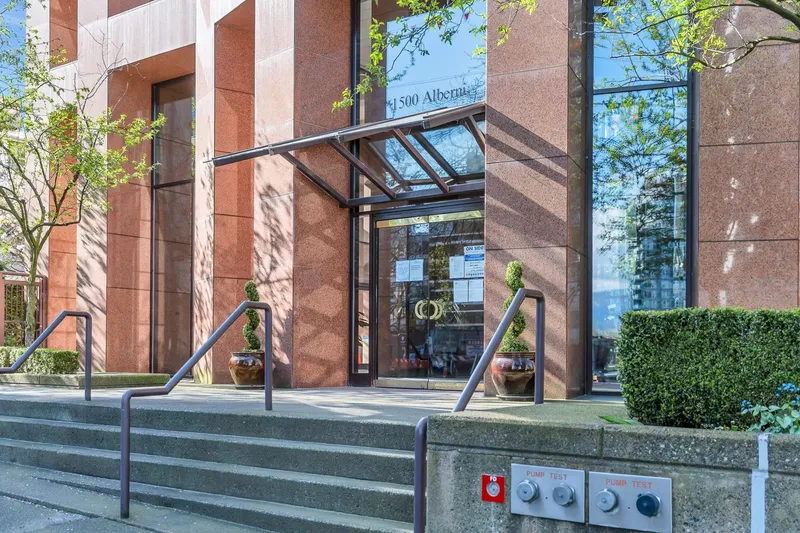 13C 1500 ALBERNI STREET - photo 2 of 25