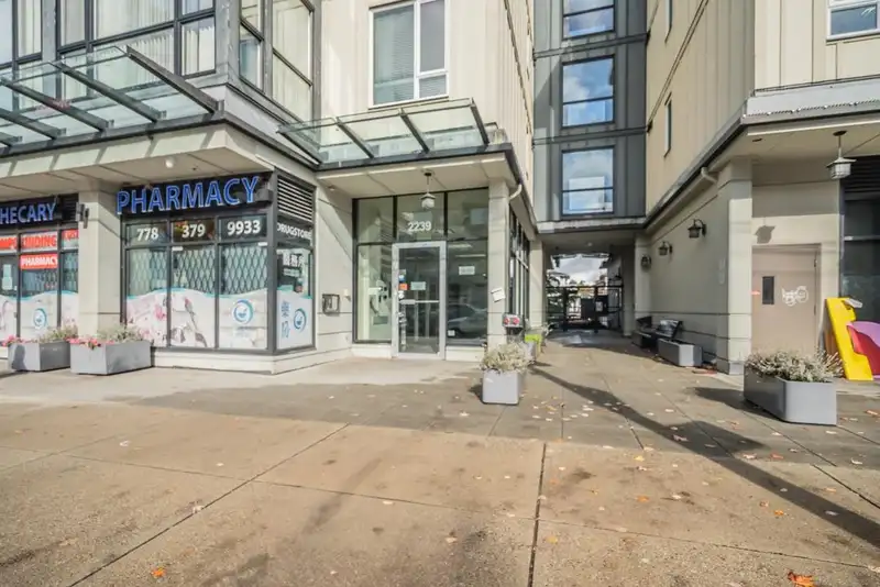 212 2239 KINGSWAY - photo 1 of 21
