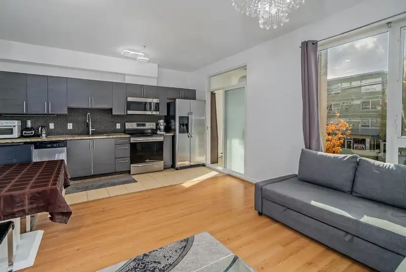 212 2239 KINGSWAY - photo 2 of 21