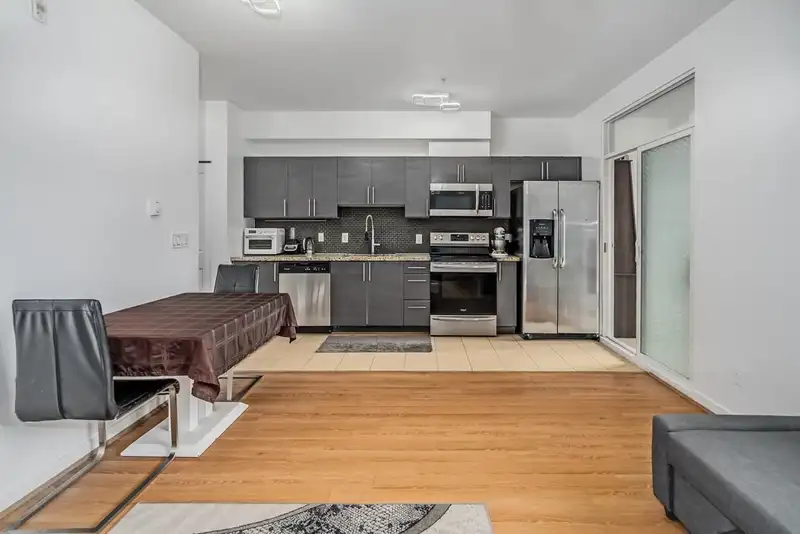 212 2239 KINGSWAY - photo 3 of 21