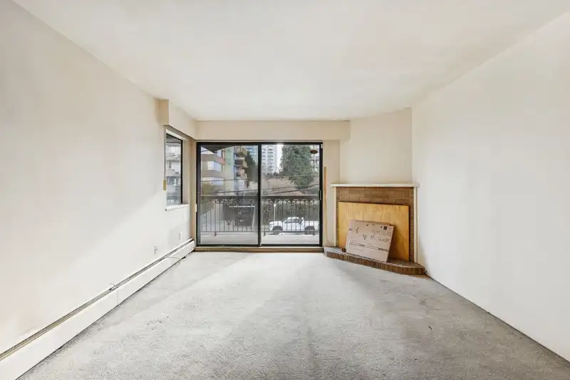 205 707 HAMILTON STREET - photo 3 of 37