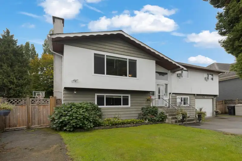 6800 COLTSFOOT DRIVE - photo 1 of 32