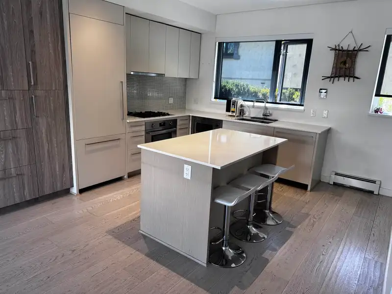 2 589 W KING EDWARD AVENUE - photo 1 of 27