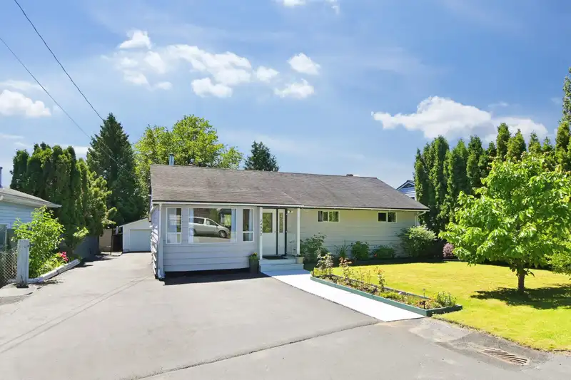 24922 121 AVENUE - photo 1 of 32