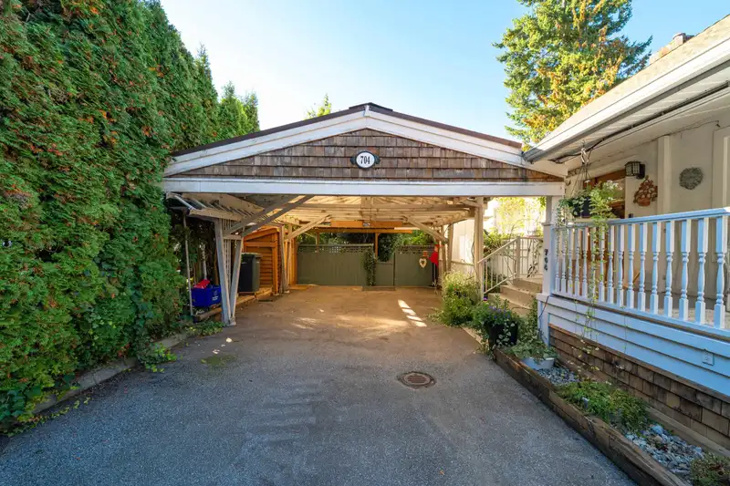 704 TOWNLEY STREET - photo 2 of 40