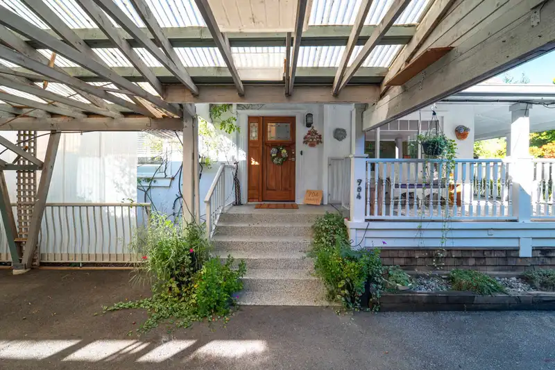 704 TOWNLEY STREET - photo 3 of 40