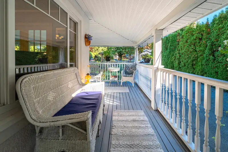 704 TOWNLEY STREET - photo 4 of 40