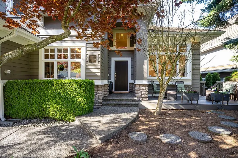 15585 37 AVENUE - photo 3 of 25