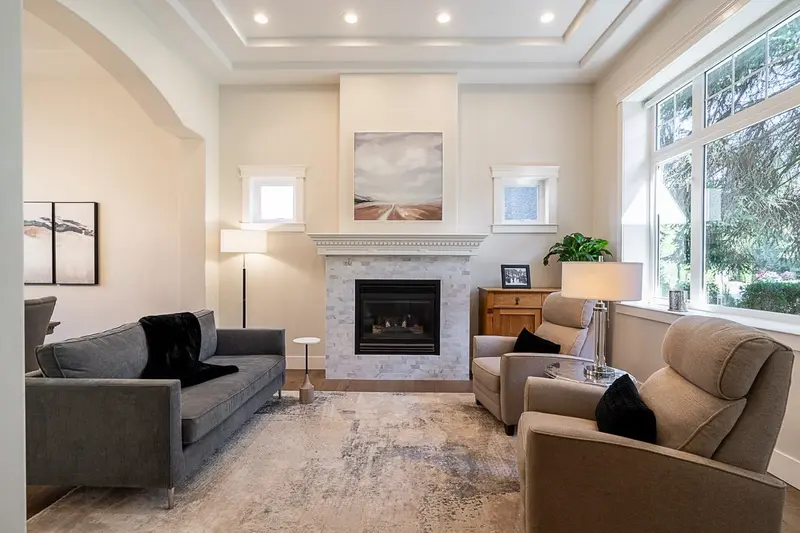 15585 37 AVENUE - photo 4 of 25