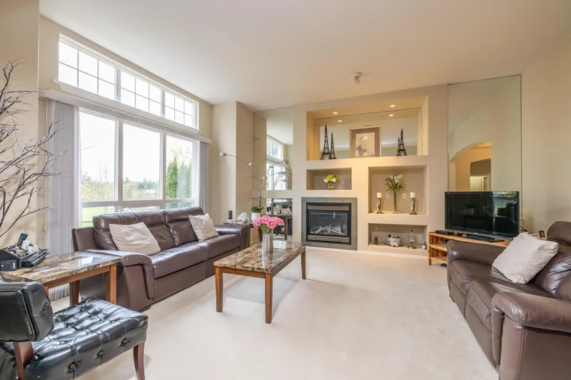 15638 33 AVENUE - photo 3 of 25