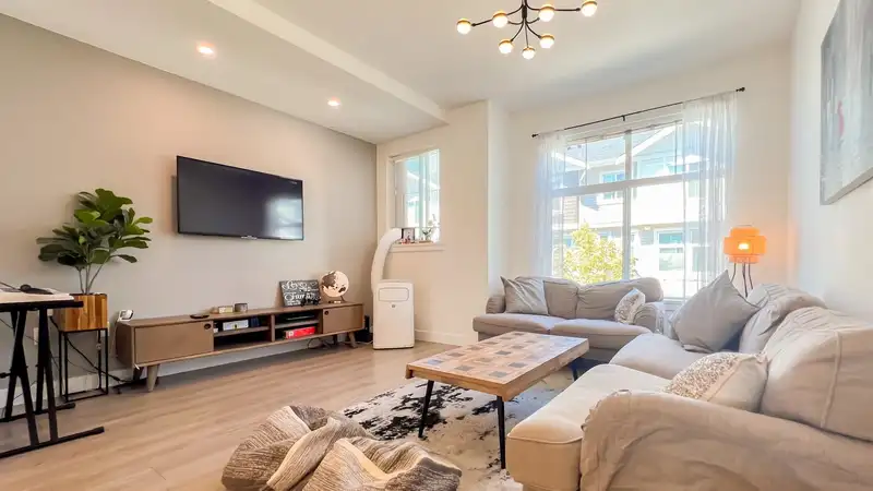 24 12073 62 AVENUE - photo 2 of 22