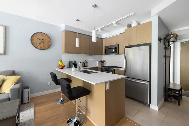 306 1177 MARINE DRIVE - photo 2 of 23