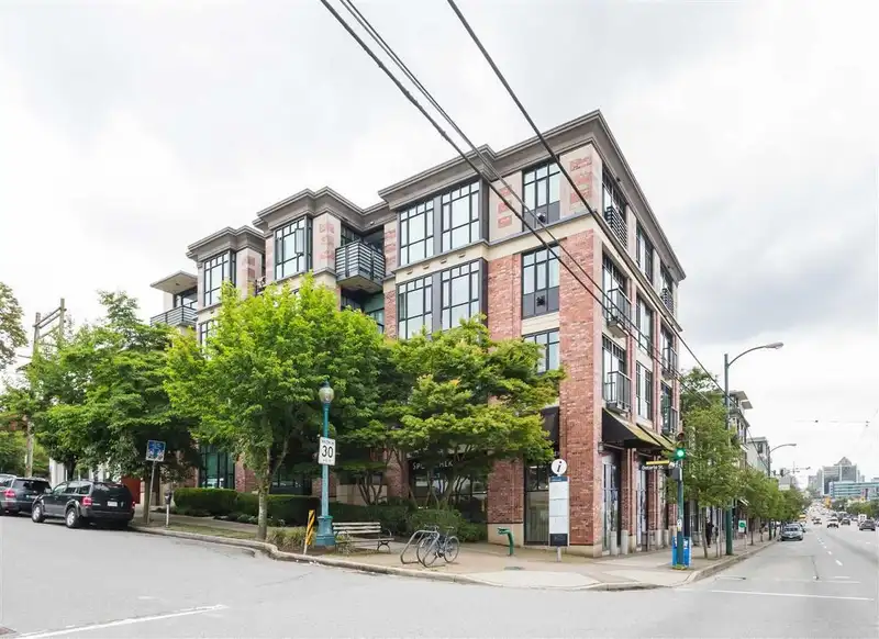 220 2515 ONTARIO STREET - photo 3 of 25