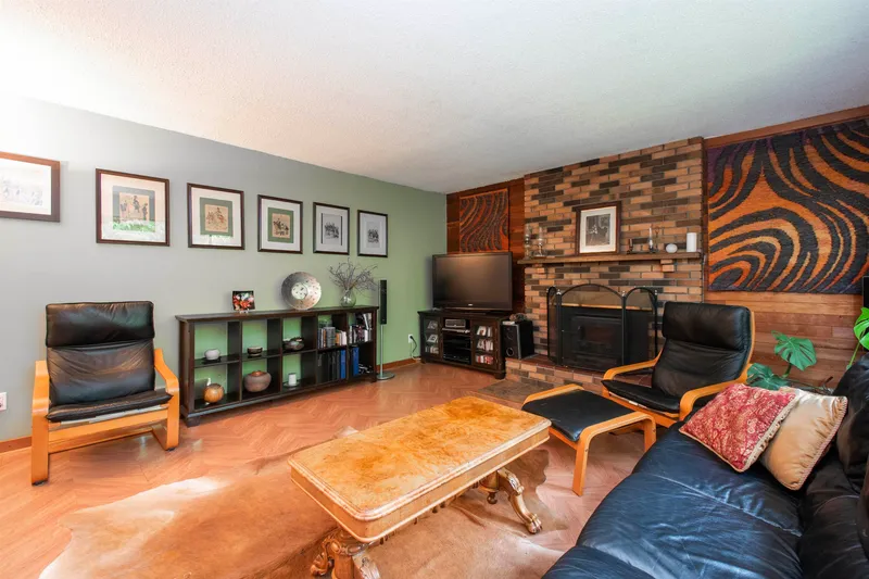 3875 REGENT AVENUE - photo 3 of 25