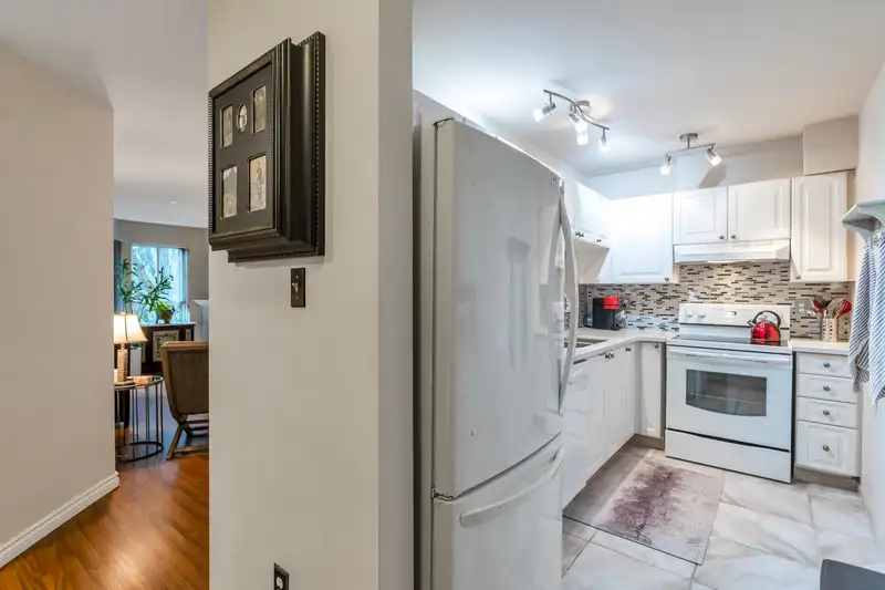 213 16137 83 AVENUE - photo 4 of 40