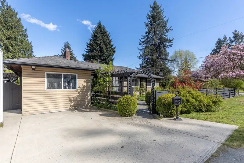 14735 109A AVENUE - photo 4 of 40