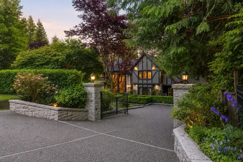 2980 PALMERSTON AVENUE - photo 4 of 40