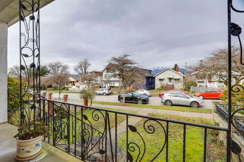 2636 TRIUMPH STREET - photo 2 of 25