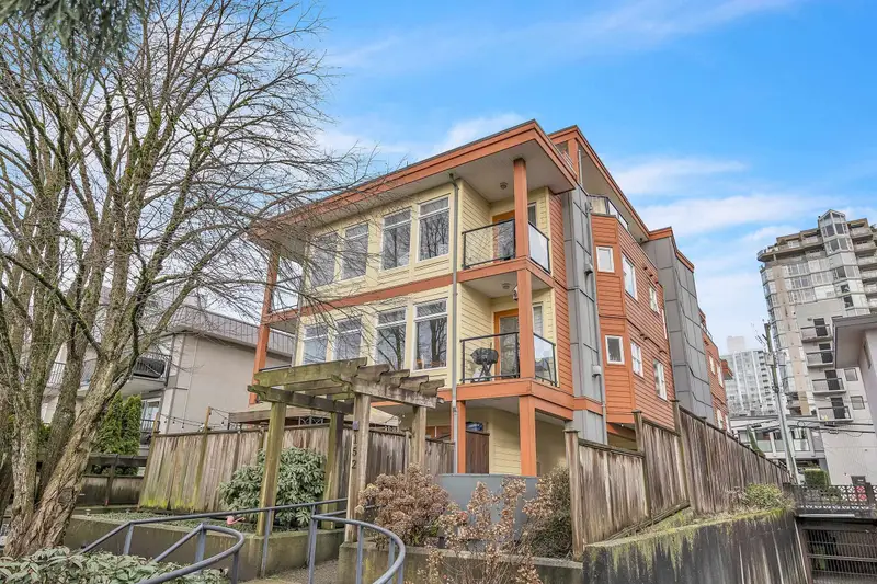 302 152 E 12TH STREET - photo 2 of 25