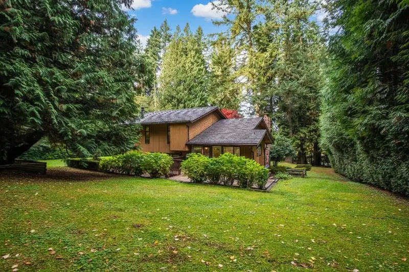 13912 28 AVENUE - photo 1 of 38