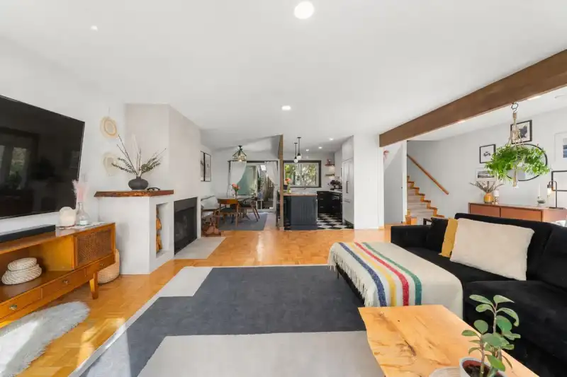1952 CHESTERFIELD AVENUE - photo 1 of 39