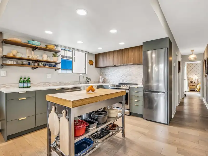 801 1165 BURNABY STREET - photo 2 of 32