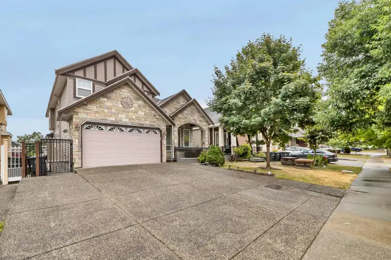 6968 151A STREET - photo 2 of 40