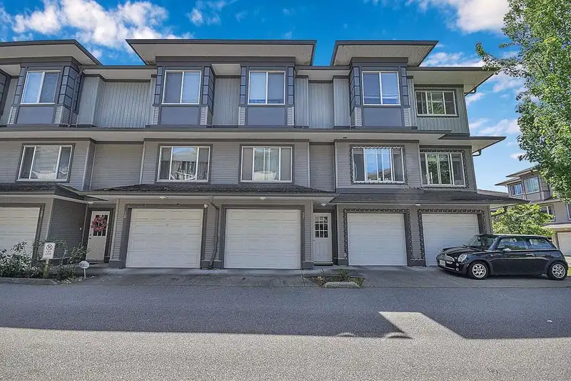 37 18701 66 AVENUE - photo 1 of 26