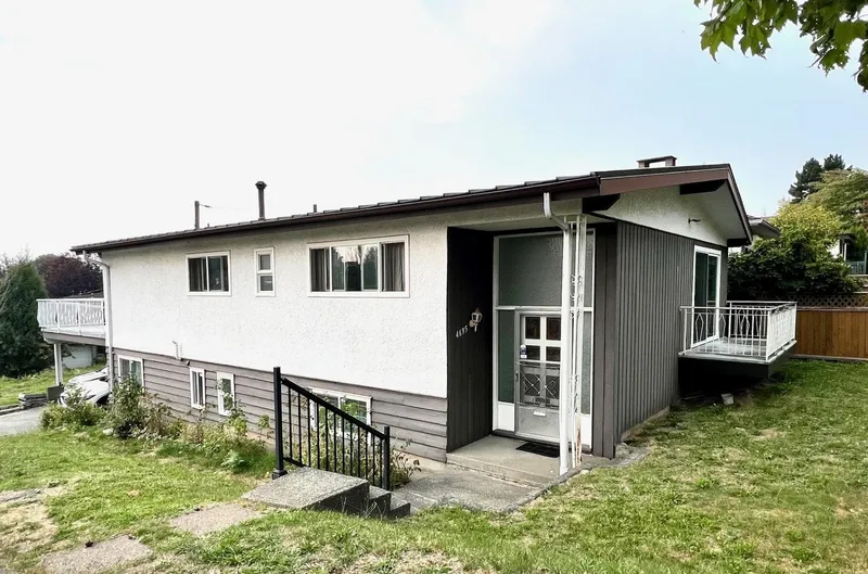 4695 NANAIMO STREET - photo 1 of 17