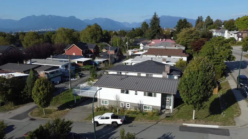 4695 NANAIMO STREET - photo 4 of 17