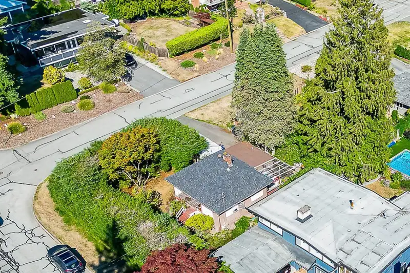 1396 LENNOX STREET - photo 2 of 8