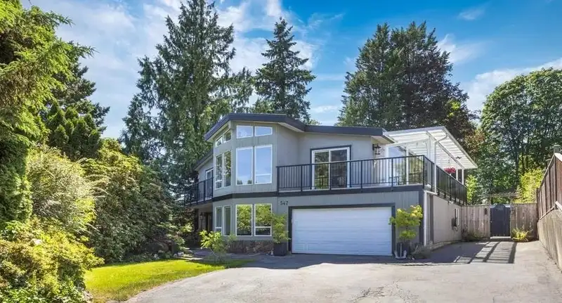 547 FAIRWAY DRIVE - photo 2 of 37