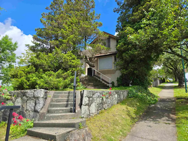 4390 NANAIMO STREET - photo 2 of 7